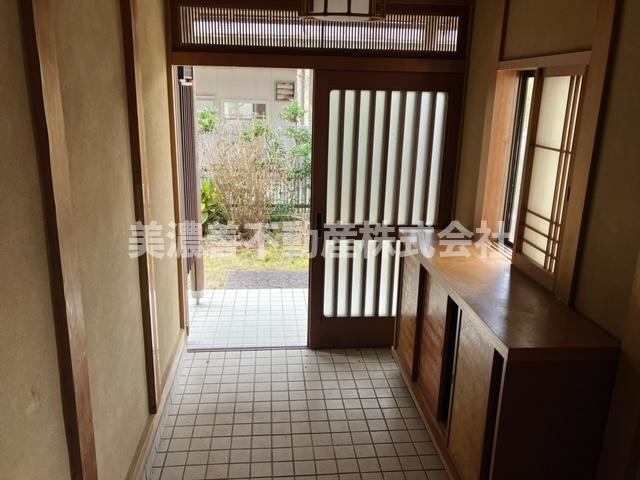 ６１２９６　岐阜市粟野中古戸建ての玄関