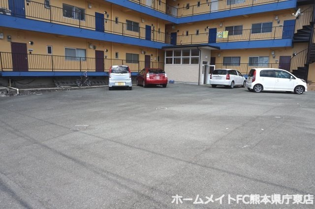健軍エルイービル飛鳥の駐車場