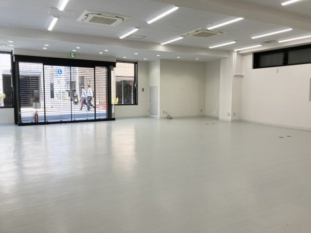 新かにつのビルのロビー