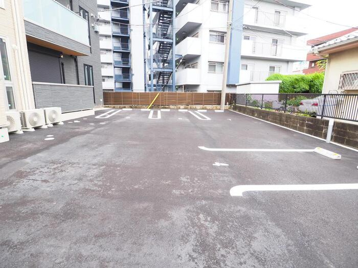 クレールガーデンの駐車場