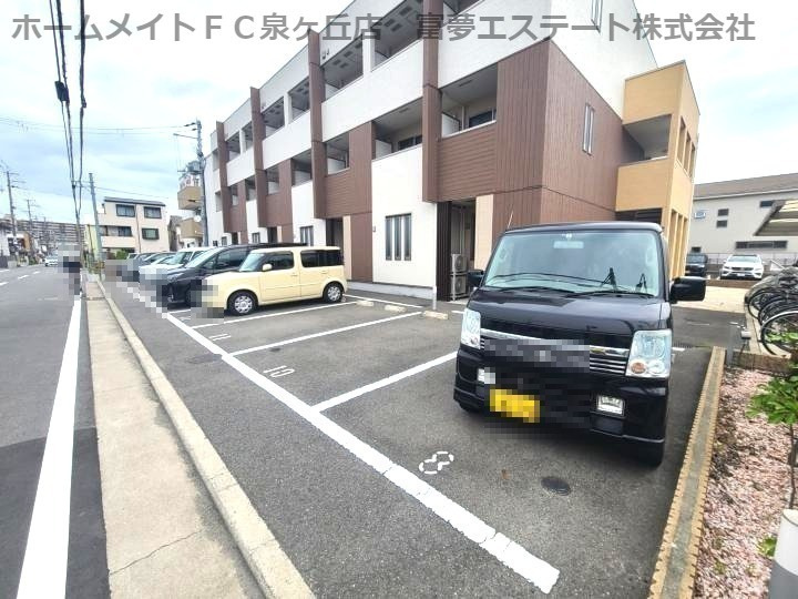 スリーハーブズグレンツェント泉大津の駐車場
