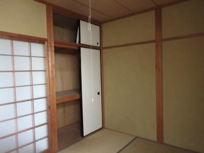 コーポ壬生の居間・リビング|収納できる押入あり