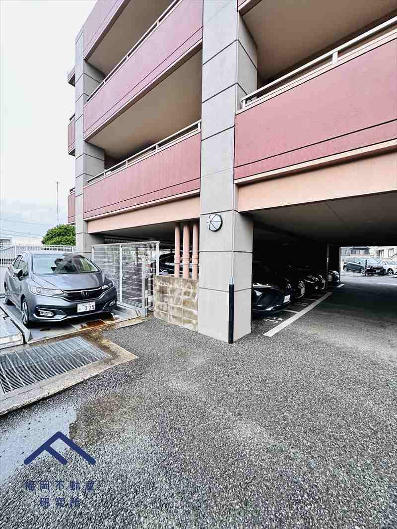 アクロス春日プレジールの駐車場