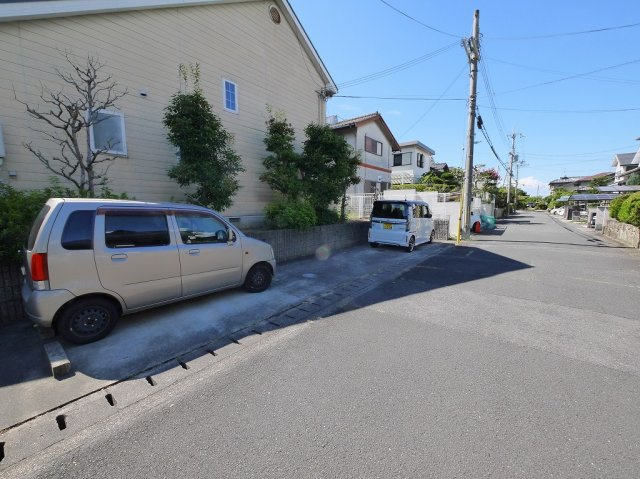 バーベナ朱雀　2号棟の駐車場|駐車場があるので、車を買う予定の方も安心です