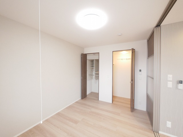 ルーエ（大安寺）の洋室|広々とした洋室です