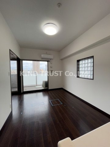 プレジオ天神橋Ⅱの居間・リビング|こちらのリビングで趣味の時間をお楽しみください