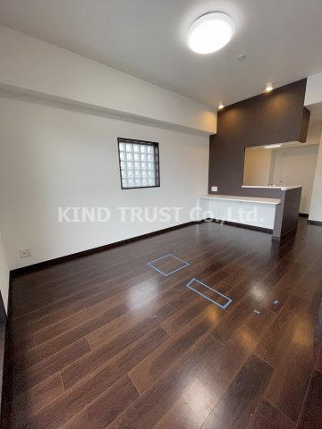 プレジオ天神橋Ⅱの居間・リビング|こちらのリビングで趣味の時間をお楽しみください