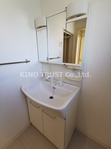 ARROW FIELDS 壱番館の洗面所|明るい洗面所です