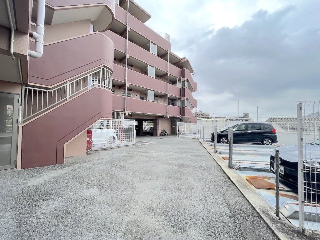 アクロス春日プレジールの駐車場