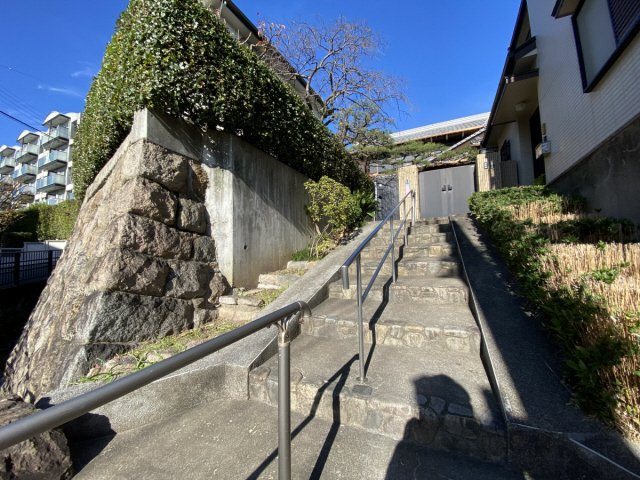 三条町貸家のエントランス