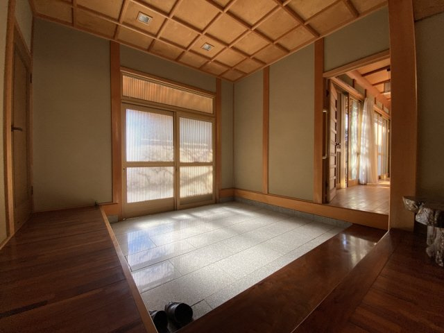 三条町貸家の玄関