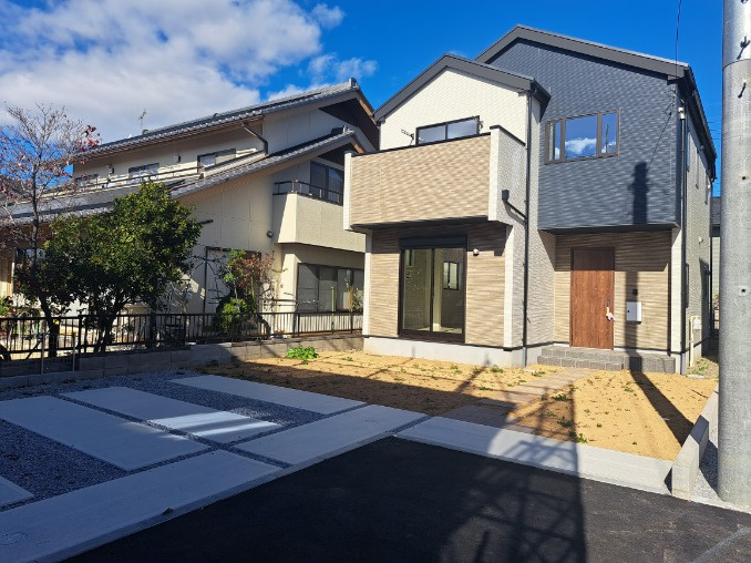 高崎市新町42期（全5棟）1号棟の外観|隣地との距離も保ちながらも綺麗な街並みに溶け込みました！
駐車スペースやお庭も十分に確保しています！