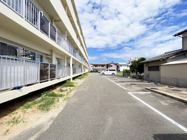 サンキュー春日の駐車場