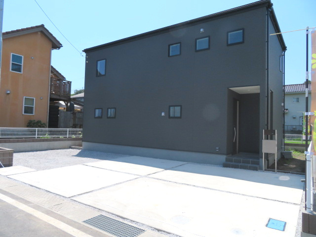 高崎吉井町下長根（全4棟）4号棟の外観|隣地との距離も保ちながらも綺麗な街並みに溶け込みました！
駐車スペースやお庭も十分に確保しています！