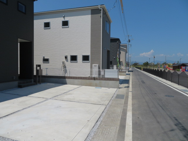 高崎吉井町下長根（全4棟）4号棟の前面道路含む現地写真|建物完成済みでございます。お部屋のご内覧可能でございます。お気軽にお問合せ下さいませ(^▽^)/