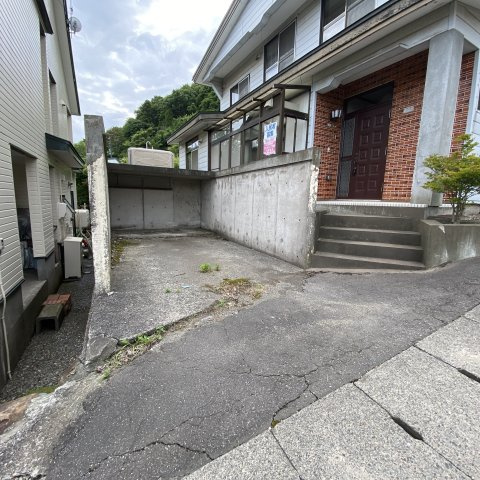 室蘭市中島本町1丁目18-8戸建の駐車場