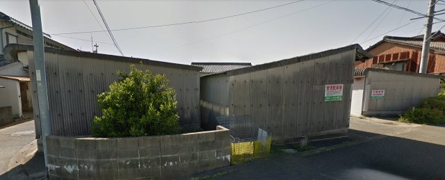 浜崎駐車場　シャッター付車庫の外観