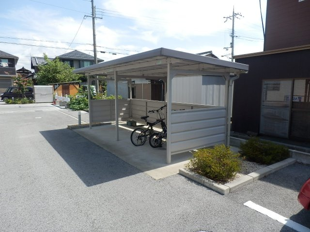 シャーメゾン橋本Ⅱのその他共用部分|屋根付きの駐輪場です