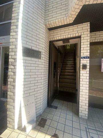 齋藤ビルのエントランス