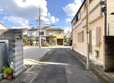 【前面道路含む現地写真】 | 伏見区向島二ノ丸町　注文住宅　建築条件なし　土地 | 徒歩10分以内に買物施設や金融機関が点在しているので、日々のお買い物には困りませんね。