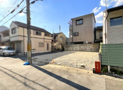 【前面道路含む現地写真】 | 伏見区向島二ノ丸町　注文住宅　建築条件なし　土地 | こちらの土地は既に《更地》にしていますので、すぐにでも建築をして頂けます。古家がある状態では解体費用や解体の時間があるので《更地》の状態だと嬉しいですね。