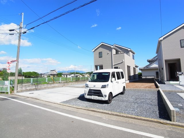 新築　高崎市中尾町23-1期　LIGNAGE　1号棟の駐車場|現地写真　駐車スペースは建物西側に並列3台分可能です！
