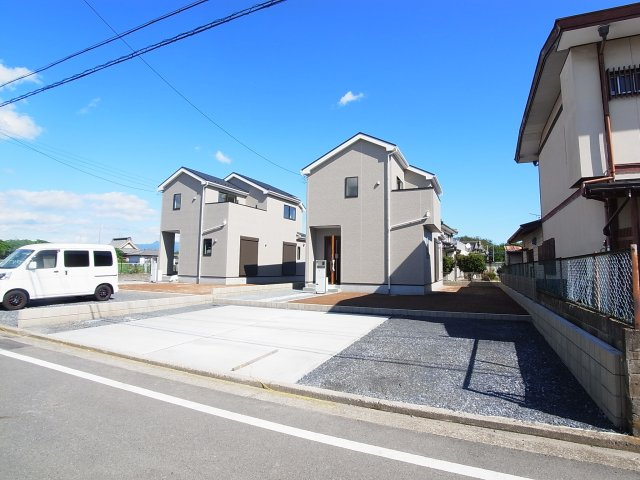 新築　高崎市中尾町23-1期　LIGNAGE　2号棟の駐車場|現地写真　駐車スペースは建物西側に並列3台分可能です！
