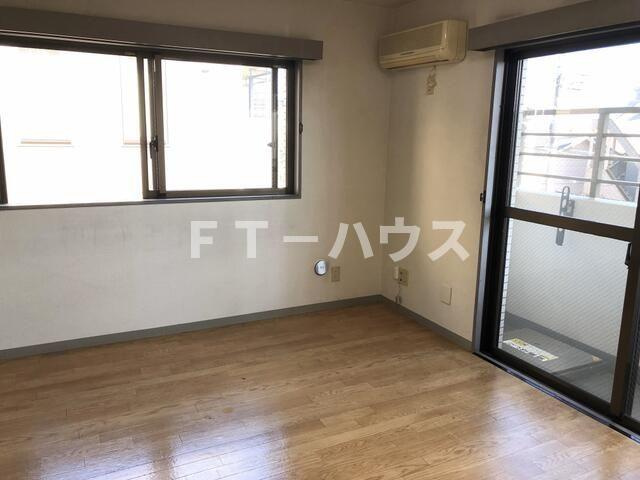 オネスティ大久保弐番館の居間・リビング