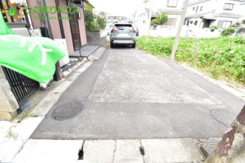 上尾市瓦葺　中古一戸建ての前面道路含む現地写真