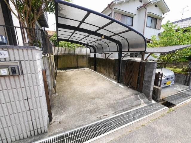 月が丘6丁目貸家の駐車場