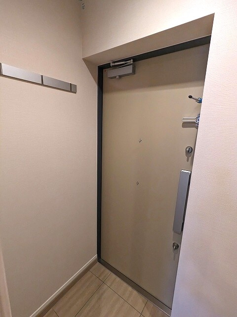 浅草蔵前レジデンスの設備|玄関にコートフック付きです、ディンプルキーのダブルロックセキュリティです。人感センサー付き玄関ライト付きです