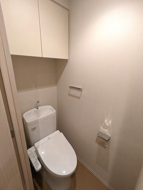 浅草蔵前レジデンスのトイレ|洗面室とは独立した温水洗浄便座トイレです