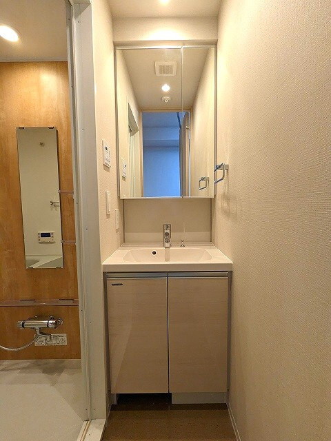 浅草蔵前レジデンスの洗面所|トイレと独立した洗面室です。ハンドシャワー付き2面鏡付き洗面台。洗面台の下にヘルスメーターストックスペースあります