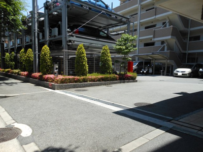 【駐車場】 | ネバーランド千里五月が丘北 | 駐車場出入口