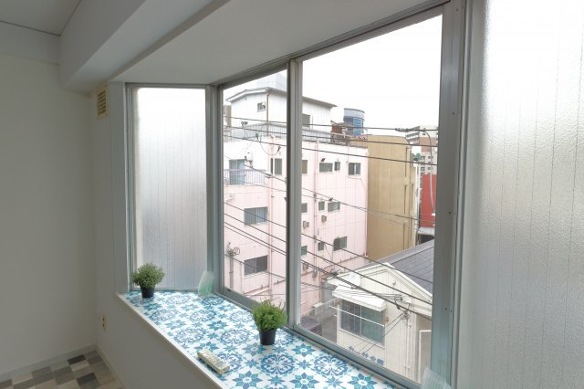 【その他】 | メゾンド山手 | 出窓は明るいです。