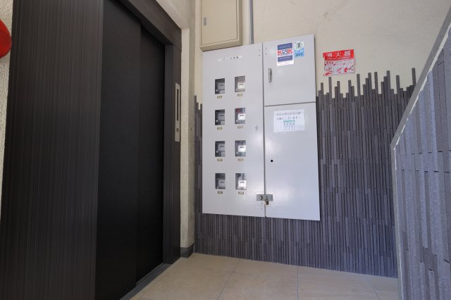 【エントランス】 | メゾンド山手 | エントランス入ってすぐ、エレベーターがあります。