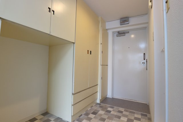 【玄関】 | メゾンド山手 | 玄関　収納が豊富にあります。