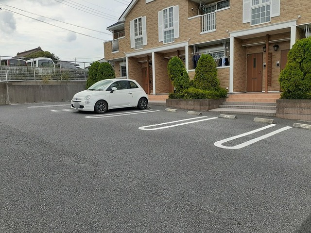 ソレアードホソヤＤの駐車場