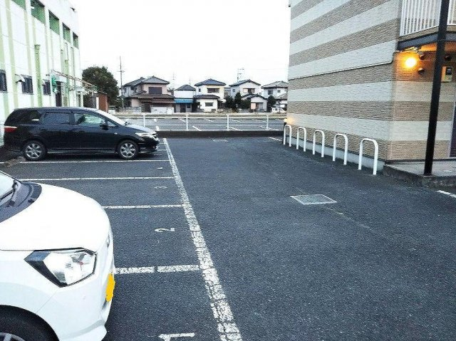 レオパレスTIARAの駐車場
