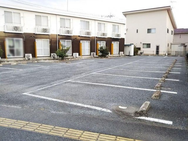 レオパレス東部の駐車場