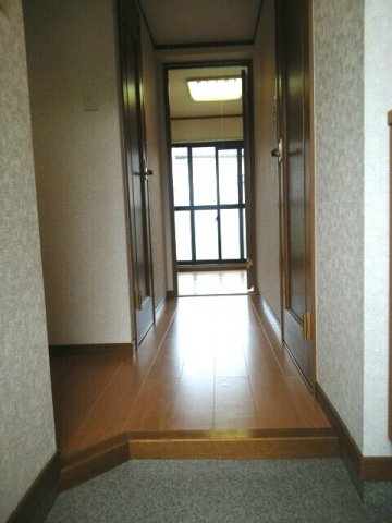 ジュネス黒髪の玄関|収納もある玄関です