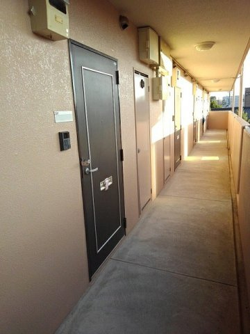 ジュネス黒髪のエントランス|毎日通るエントランスはこのようになっています