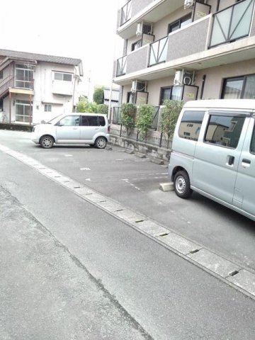 ジュネス黒髪の駐車場|駐車スペースもあります