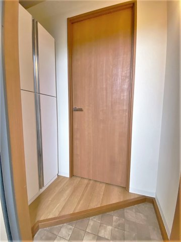 「防音マンション」リトルズトーン目白下落合の玄関|玄関から見た室内