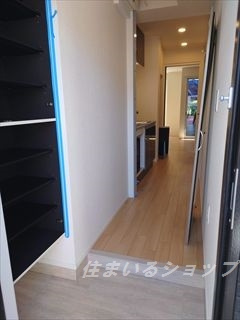 広島市安佐北区亀山４丁目のアパートの玄関|ミラー付き大型シューズボックス