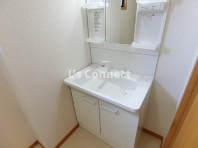 【洗面所】 | 第８メゾンアカマＢ棟 | 朝の支度もスムーズな独立洗面台。