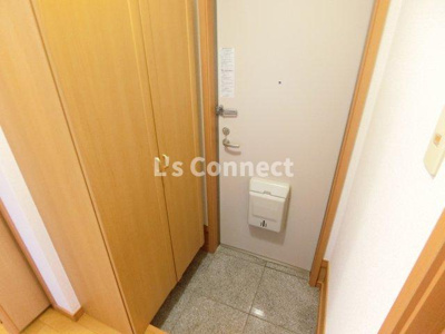 【玄関】 | 第８メゾンアカマＢ棟 | 背の高い下駄箱で靴も収納できます。