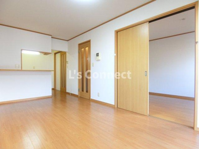 【居間・リビング】 | 第８メゾンアカマＢ棟 | １１．５帖のＬＤＫ。カウンターキッチンです。