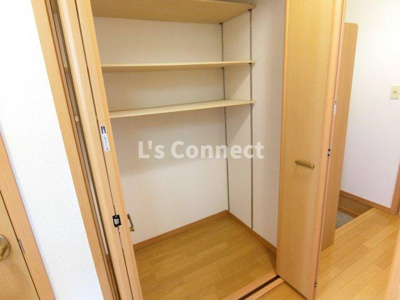 【設備】 | 第８メゾンアカマＢ棟 | 廊下にも収納付きです。