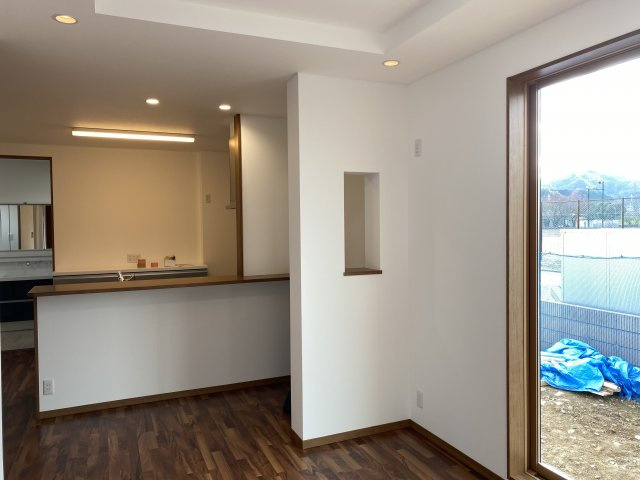 売中古戸建　伊豆市牧之郷の居間・リビング|大きい窓があるので明るい空間でのびのびと生活できます。家族が自然に集まるような広さのリビングです。
